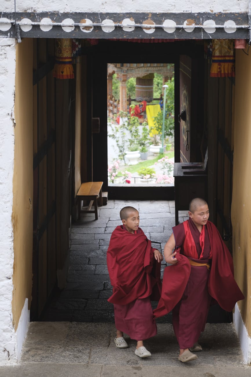 Pasir Mandala Tibet: 7 Rahasia di Balik Ritual Penciptaan & Penghancuran young monks in a bhutanese monastery entrance